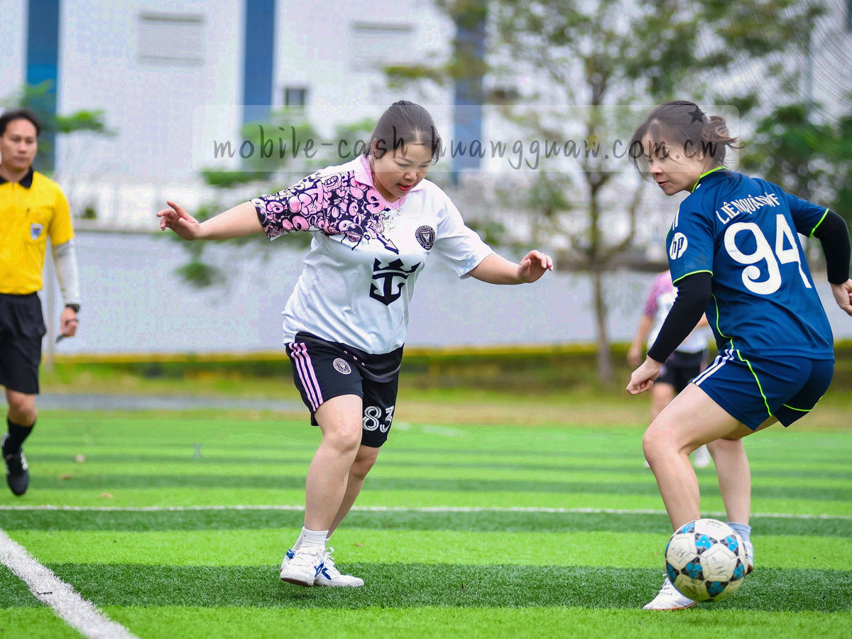 暗金色金属档案柜抽屉标签特写，编号清晰可辨